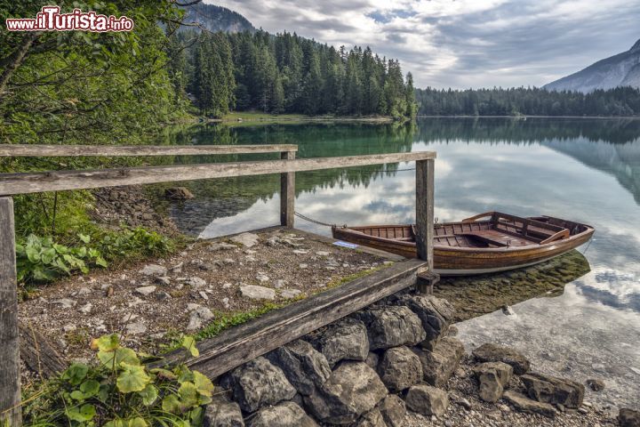 Immagine Una barca sulle rive del Lago di Tovel, non lontanao da Ville d'Anaunia in Trentino