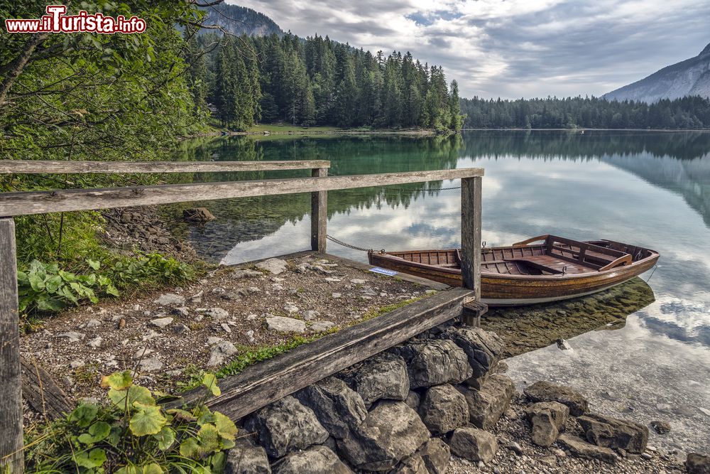Immagine Una barca sulle sponde del Lago di Tovel in Trentino Alto Adige.