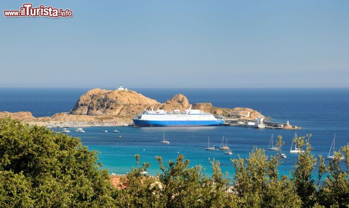 Immagine Una barca tra le rocce della costa di L'Ile-Rousse in Corsica
