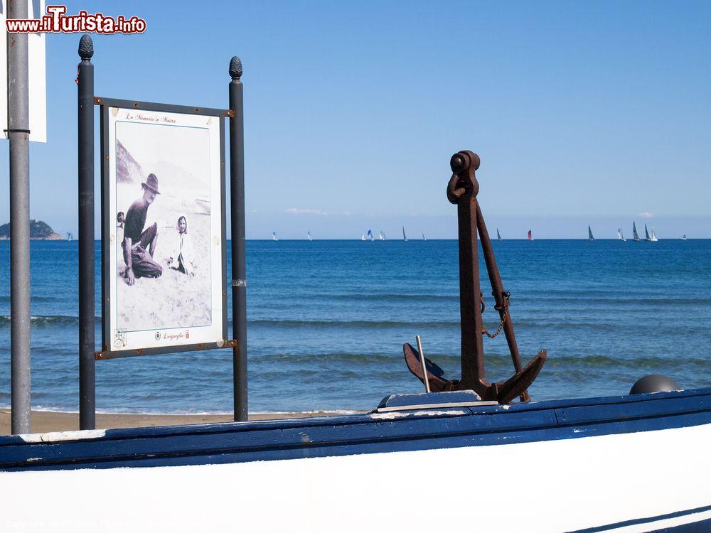 Immagine Una barchetta da pesca bianca e blu sul lungomare di Laigueglia, Liguria - © Mor65_Mauro Piccardi / Shutterstock.com