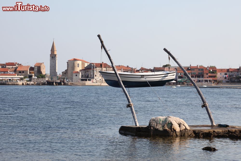 Immagine Una barchetta sospesa sul mare di Umago, il comune più occidentale della Croazia.