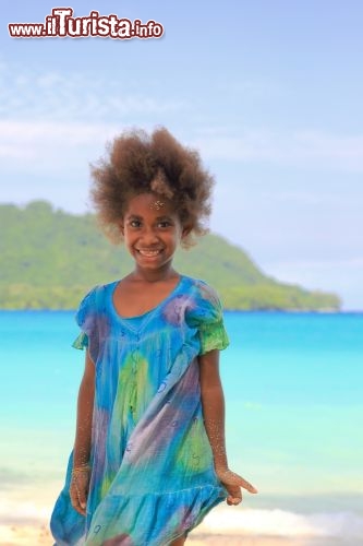 Immagine Una bella bambina sull'Isola Espirtu Santo a Vanuatu, Oceania. Gli abitanti sono quasi tutti di origine melanesiana mentre solo una piccola percentuale è di provenienza mista europea, asiatica e di altre isole del Pacifico.
