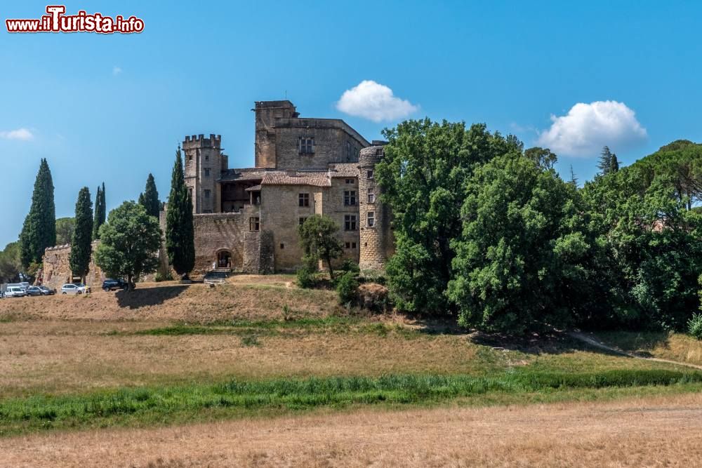 Immagine Una bella cantina a Menerbes, Francia. Questo villaggio produce un vino a denominazione controllata "Cotes du Luberon".