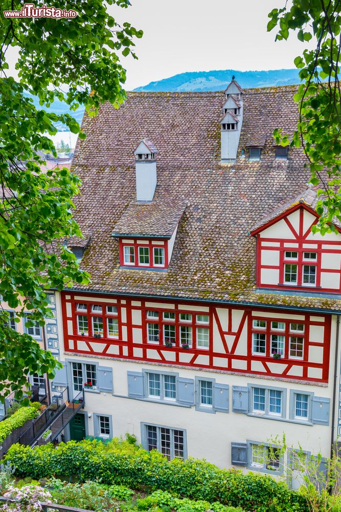 Immagine Una bella casa con il tetto rosso nella cittadina di Rapperswil-Jona, Svizzera.
