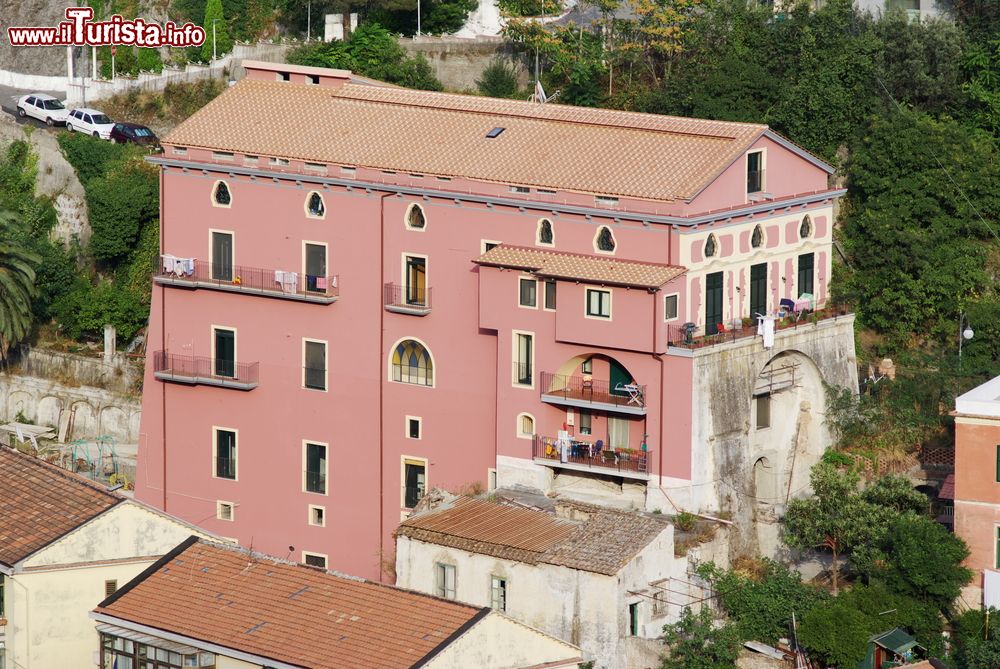 Immagine Una bella casa dalla facciata rosa sulla Costiera Amalfitana, Vietri sul Mare, Campania.