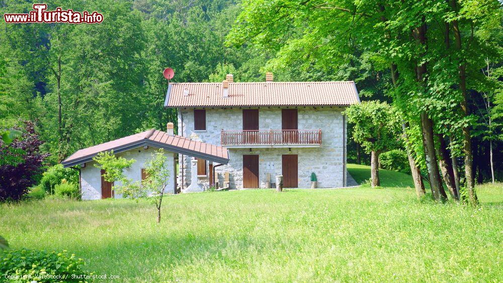 Immagine Una bella casa di campagna sopra il lago di Como, nei pressi di Civenna, Lombardia - © ValeStock / Shutterstock.com