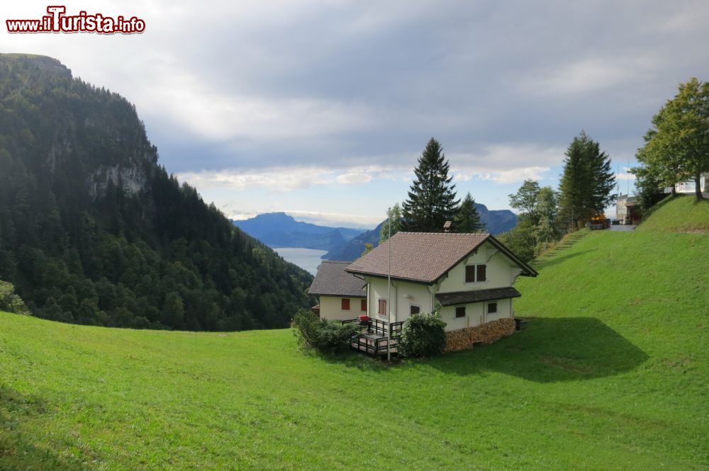 Immagine Una bella casa di montagna immersa nella natura del borgo di Stoos, Svizzera.