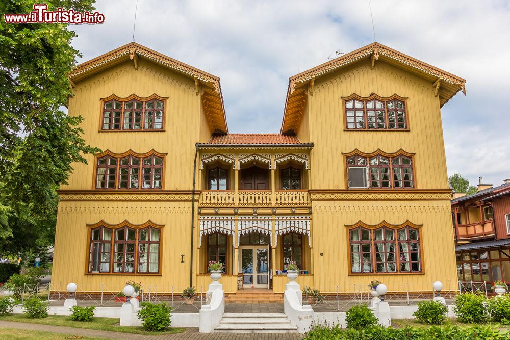 Immagine Una bella casa in legno dipinta di giallo nella cittadina di Juodkranté, Lituania. Questa località turistica si trova nella Penisola dei Curoni, una delle zone più suggestive dal punto di vista naturalistico di tutto il paese.