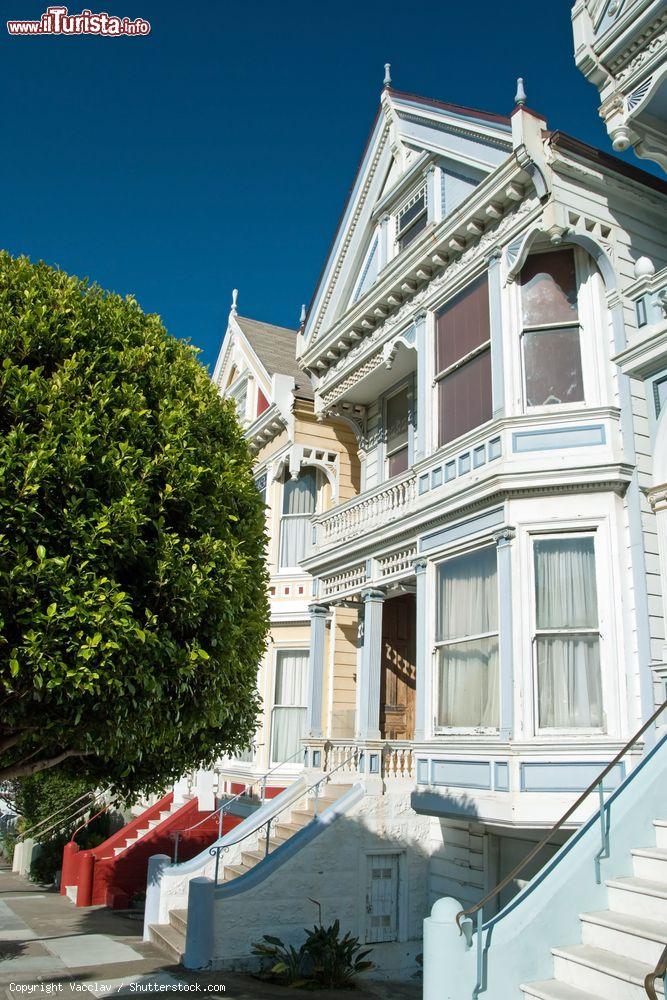 Immagine Una bella casa in stile vittoriano a San Francisco, California. Dipinta con una tonalità a pastello, si trova vicino a Alamo Square - © Vacclav / Shutterstock.com
