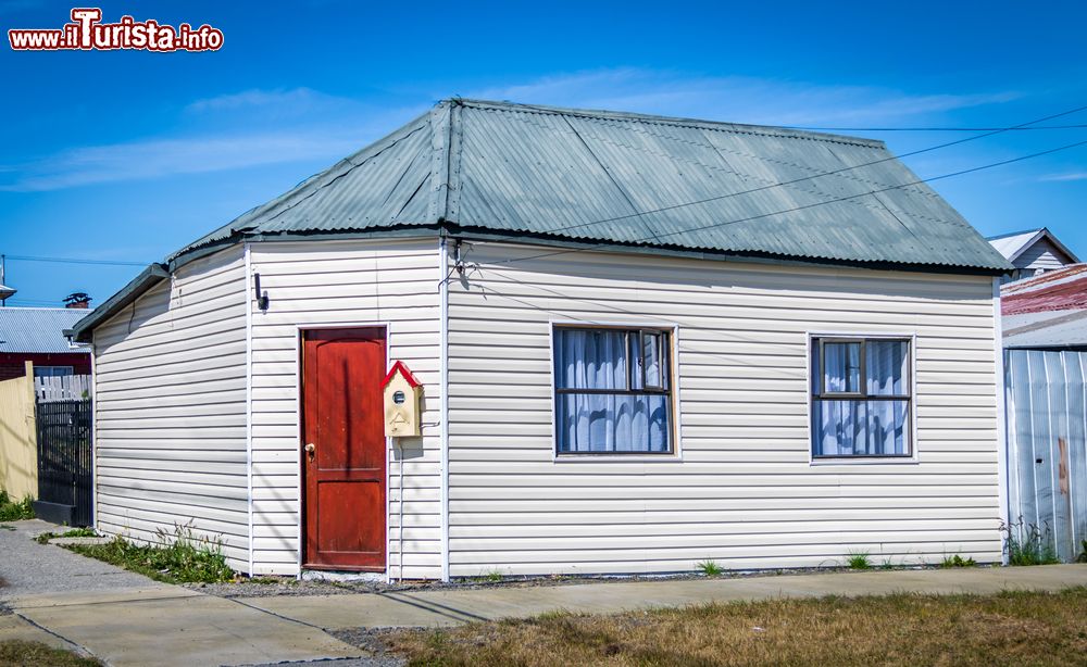 Immagine Una bella casetta colorata in legno nella campagna di Puerto Natales, Cile.