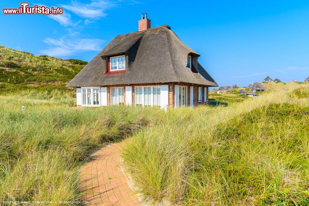 Immagine Una bella casetta nel villaggio di Hornum sulla costa sud di Sylt, Germania - © Pawel Kazmierczak / Shutterstock.com