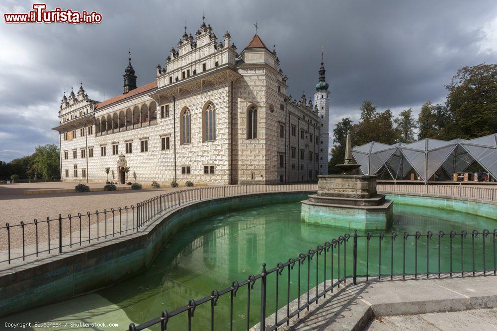 Immagine Una bella chiesa dalle cupole elaborate a Litomysl, Repubblica Ceca. - © BlueGreen / Shutterstock.com