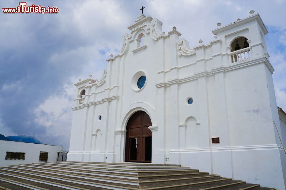 Immagine Una bella chiesa nel Comune di Apaneca a El Salvador, Centro America. La chiesa bianca di questo villaggio, che si estende su una superficie di circa 45 chilometri quadrati, è uno dei suoi principali monumenti.