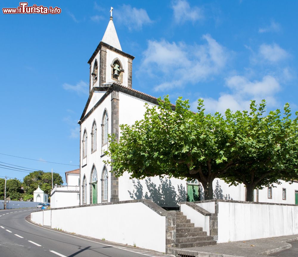 Immagine Una bella chiesetta dalla facciata bianca con il campanile sull'isola di Faial, Portogallo.