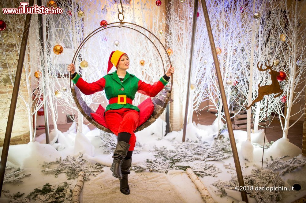 Immagine Una bella elfa di Babbo Natale a Montepulciano, provincia di Siena (Toscana).