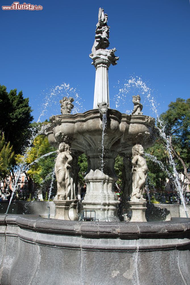 Immagine Una bella fontana barocca con sculture nel centro di Puebla, Messico.