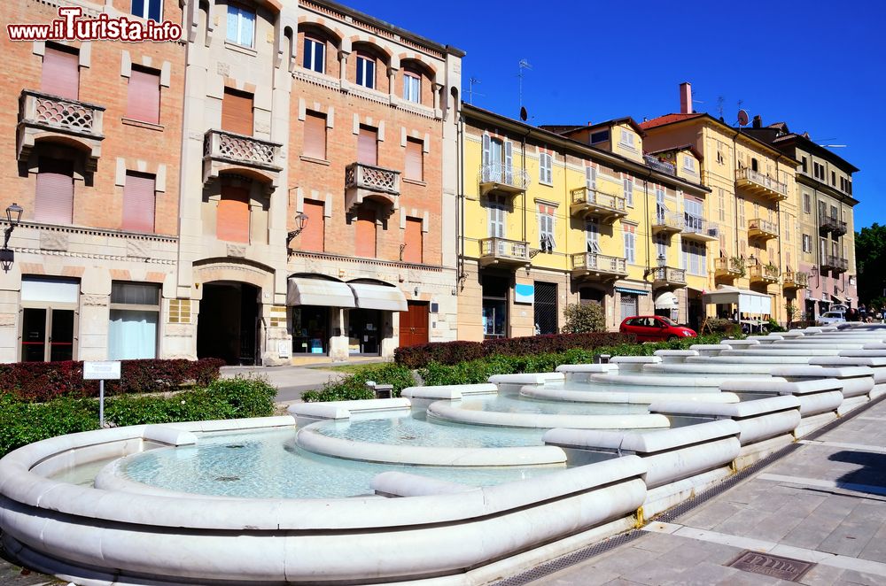 Immagine Una bella fontana nel centro di Acqui Terme, Piemonte. Città di impronta ottocentesca, Acqui Terme deve la sua fama al centro termale che risale all'epoca romana quando si iniziarono a sfruttare le proprietà terapeutiche delle acque.