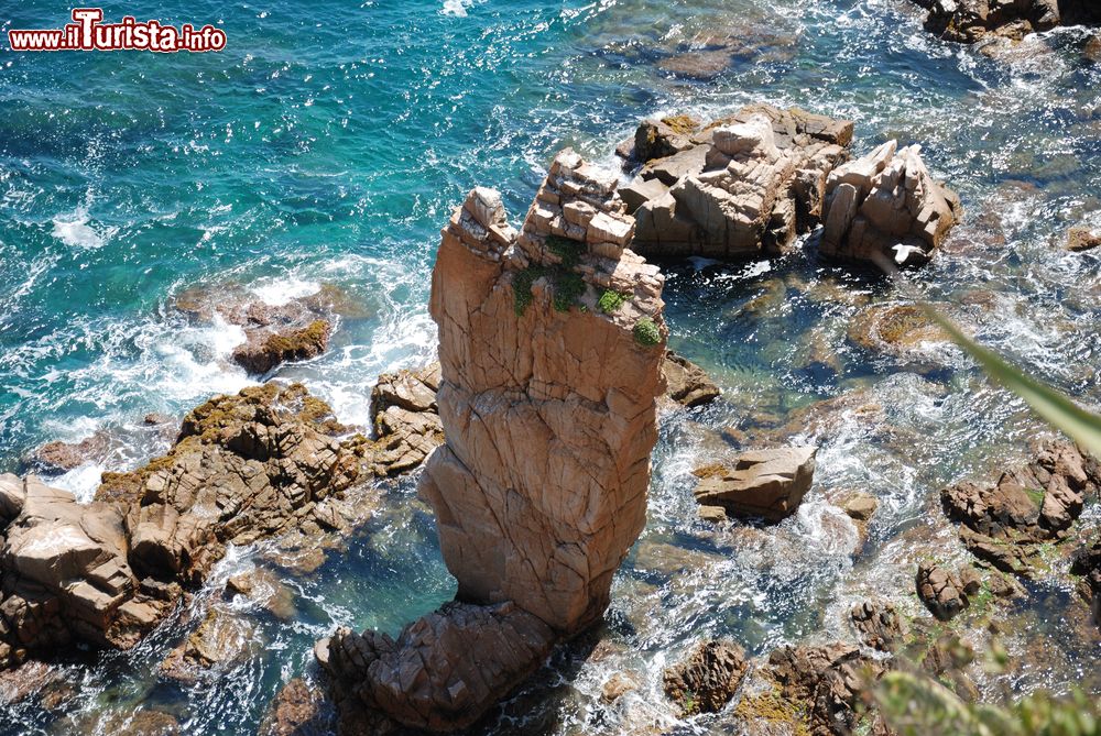 Immagine Una bella formazione rocciosa nel mare cristallino di Blanes, Costa Brava, Spagna.