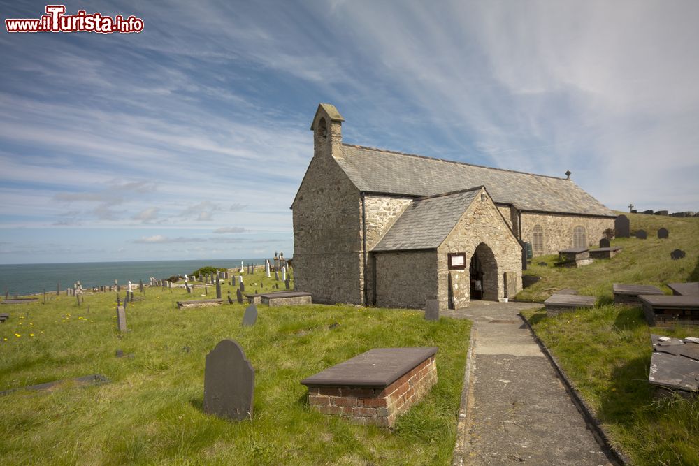 Immagine Una bella fotografia della chiesa di Llanbadrig a Anglesey, Galles, UK. Dedicato a San Patrick, questo edificio di culto è situato in uno dei più suggestivi scenari di Anglesey. Il Dalai Lama ha definito Llandadrig e la chiesa come i luoghi più tranquilli al mondo.