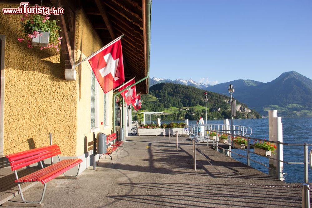 Immagine Una bella giornata estiva dal molo del lago di Lucerna, Vitznau, Svizzera.