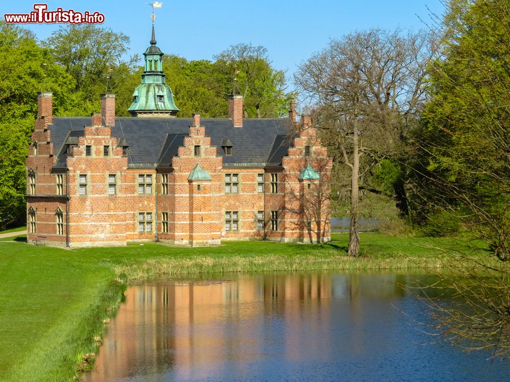 Immagine Una bella immagine del Bath House Palce a Hillerod, Danimarca. Questo edificio fatto costruire da re Federico II° viene saltuariamente utilizzato dalla famiglia reale per i pranzi di caccia. Si trova nel suggestivo giardino all'inglese del castello di Frederiksborg.
