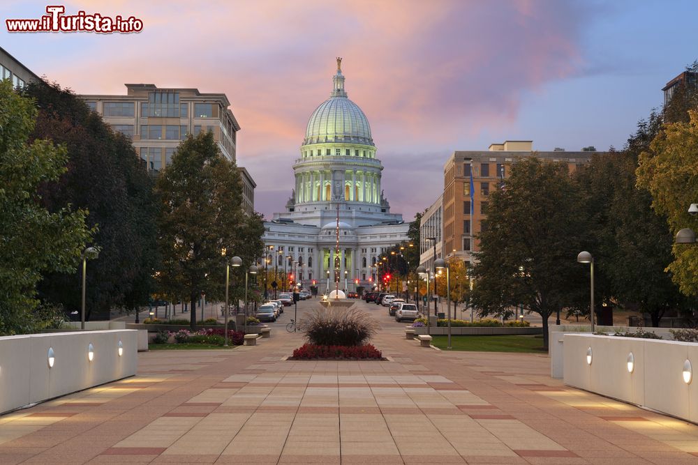 Immagine Una bella immagine del Campidoglio a Madison, USA, al crepuscolo.