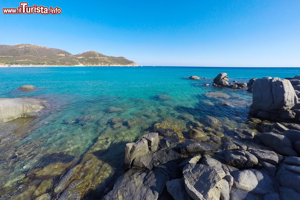 Immagine Una bella immagine del paesaggio nella baia di Solanas, Sardegna, L'acqua turchese è caratterizzata da rocce di ogni forma e dimensione.