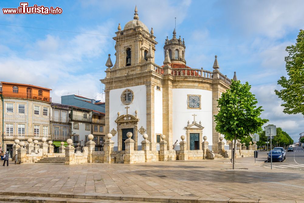 Immagine Una bella immagine della chiesa Bom Jesus da Cruz a Barcelos, Portogallo. Le origini di questo edificio religioso sono legate all'apparizione di una croce di terra nera sul terreno di Campo da Feira nel 1504: proprio li fu costruita una chiesetta per ricordare l'evento miracoloso.