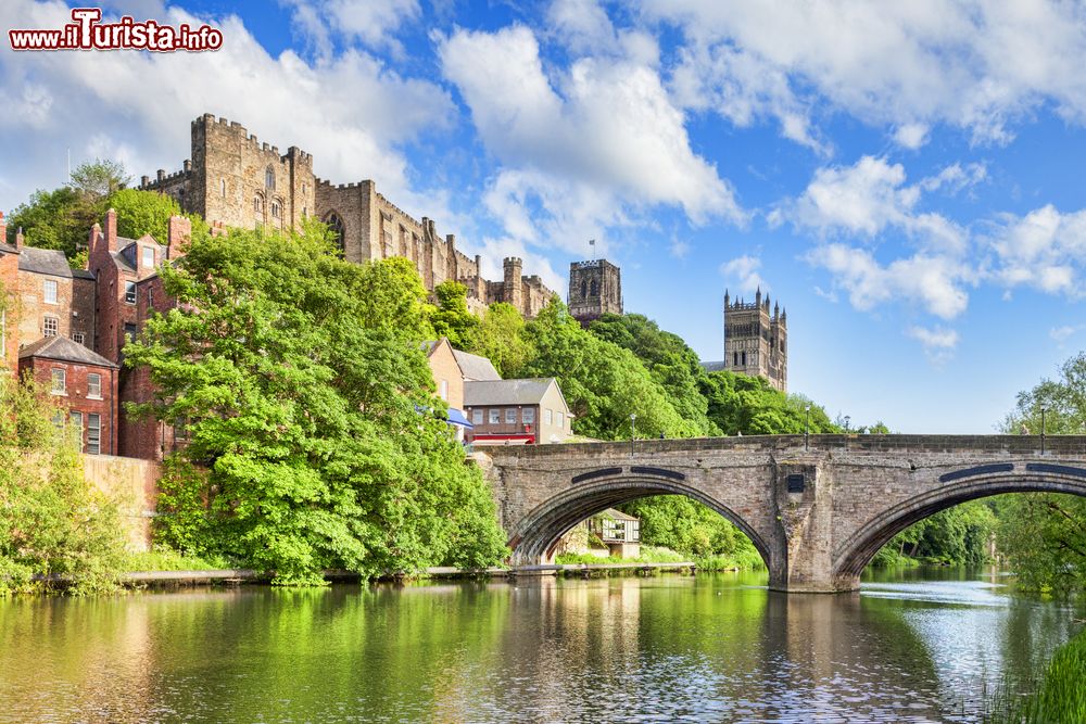 Immagine Una bella immagine della città di Durham, Inghilterra: il castello, la cattedrale e il ponte Framwellgate sul fiume Wear.