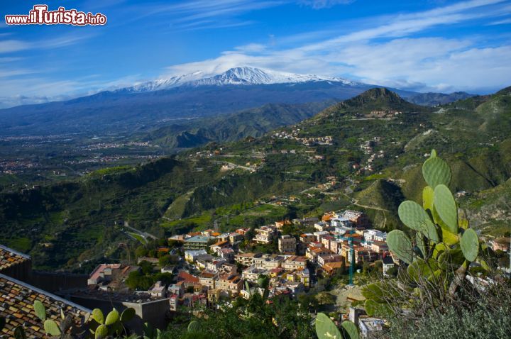 Immagine Una bella immagine dell'Etna e di Castelmola, Sicilia. La vetta innevata del complesso vulcanico dell'Etna fa da perfetta cornice all'abitato di Castelmola immerso fra natura e paesaggi mozzafiato