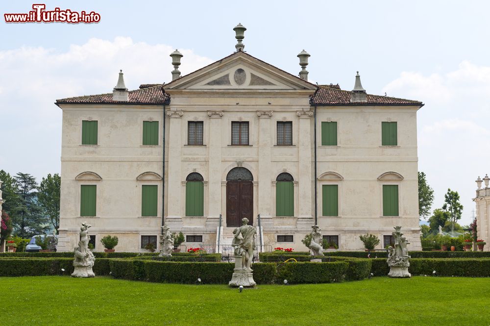 Immagine Una bella immagine di Villa Cordellina Lombardi a Montecchio Maggiore, Veneto. Questa dimora venne utilizzata anche come sede di allevamento per bachi da seta e in seguito come collegio.