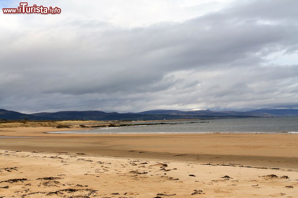 Immagine Una bella spiaggia di Dornoch fotografata in una giornata nuvolosa, Scozia.