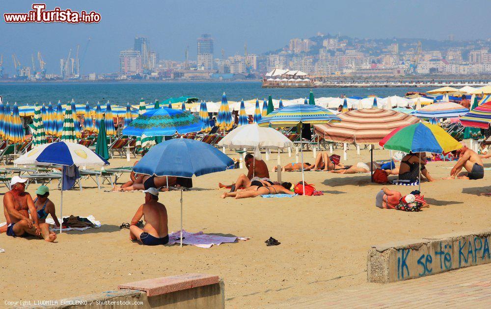 Immagine Una bella spiaggia di Durazzo, Albania. Durazzo è il luogo ideale in cui rilassarsi al mare: da non perdere le sue spiagge bianche e incontaminate - © LIUDMILA ERMOLENKO / Shutterstock.com