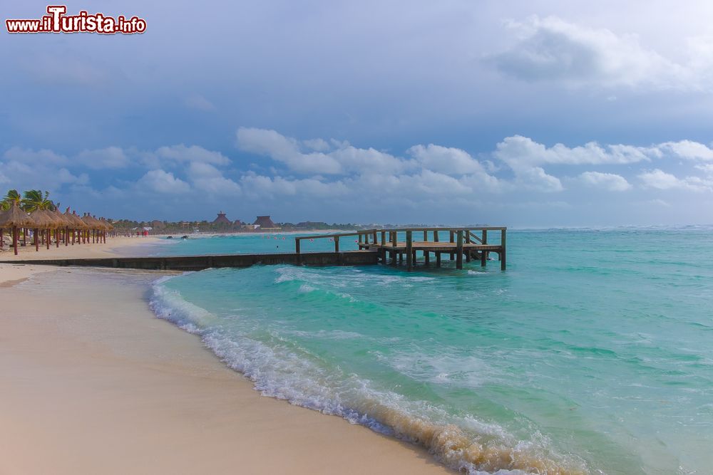 Immagine Una bella spiaggia nei pressi di Akumal, Messico. Questa località situata 100 km a sud di Cancun, nel cuore della Riviera Maya, è una delle località preferite dagli appassionati di snorkeling e subacquea.