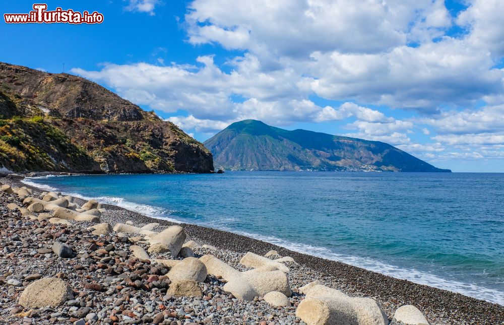 Immagine Una bella spiaggia selvaggia sull'Isola di Lipari, arcipelago delle Eolie, Sicilia.
