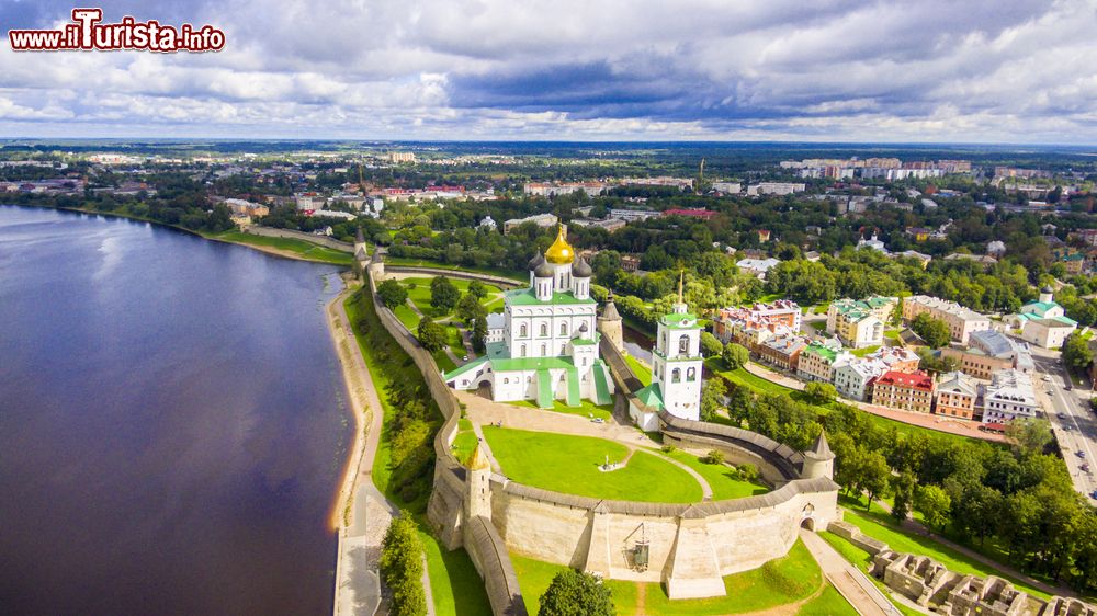 Immagine Una bella veduta aerea della cattedrale della Trinità a Pskov, Russia. L'edificio religioso risalta grazie alla cupola dorata che si erge al centro facendo così risultare visibile la cattedrale sino a 30 chilometri di distanza.