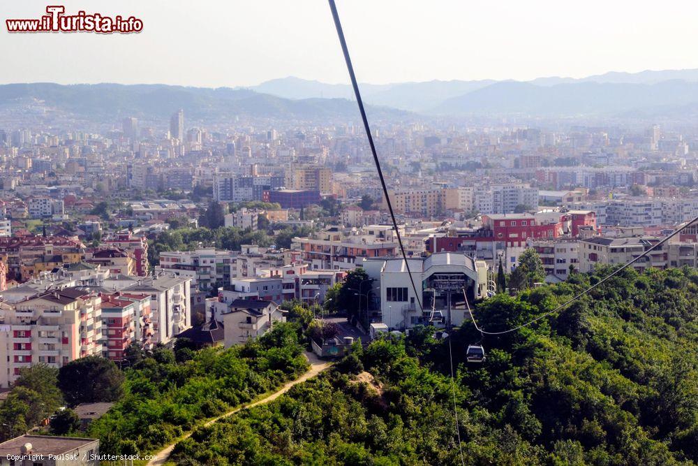 Immagine Una bella veduta aerea della città di Tirana, Albania, dalla cabinovia Dajti Express. Sullo sfondo, la stazione bassa della funivia più lunga dei Balcani - © PaulSat / Shutterstock.com