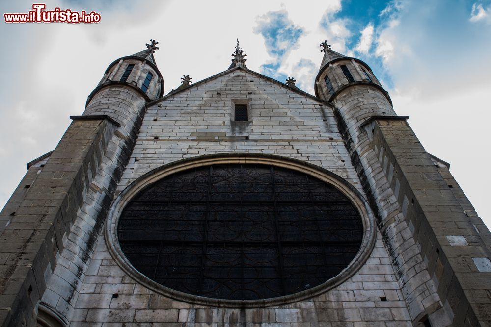 Immagine Una bella veduta dal basso della chiesa di Notre-Dame di Digione, Francia. La facciata è decorata da numerosi gargouille riportati alle loro sembianze originali nel corso del XIX° secolo grazie all'opera di scultori di Parigi.