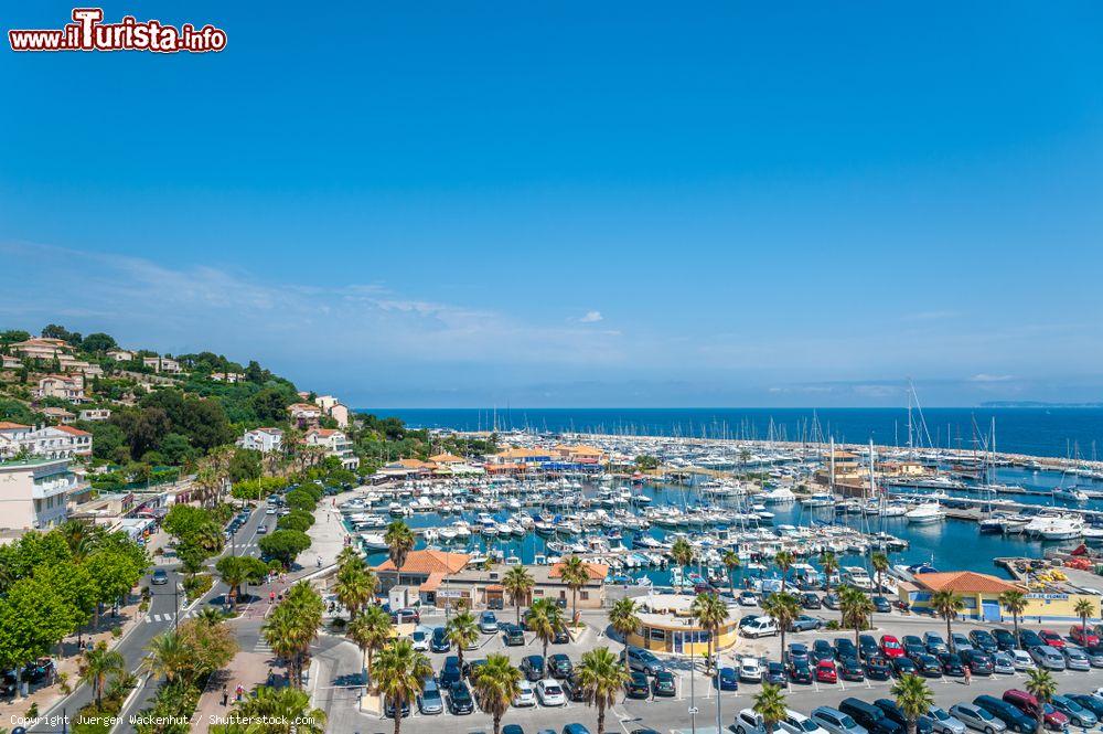 Immagine Una bella veduta dall'alto del villaggio di Le Lavandou e della marina, Provenza-Alpi-Costa Azzurra (Francia) - © Juergen Wackenhut / Shutterstock.com