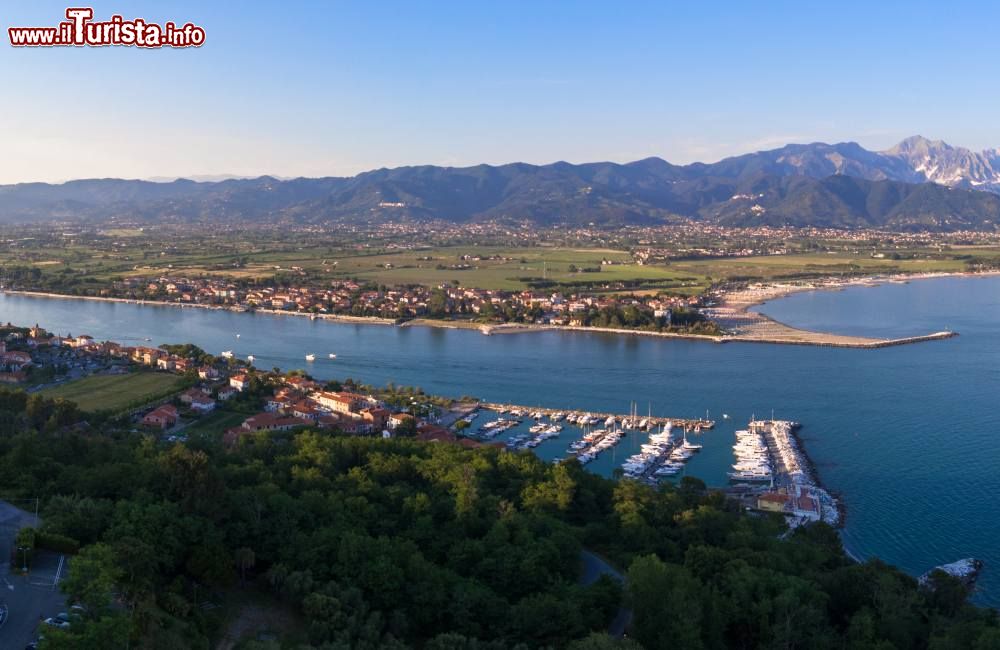 Immagine Una bella veduta dall'alto di Bocca di Magra nei pressi di Sarzana, La Spezia, Liguria. Questa località divenne famosa nell'immediato dopoguerra quando poeti, letterati e scrittori iniziarono a frequentarla attirati dalla sua atmosfera ancora naturale.