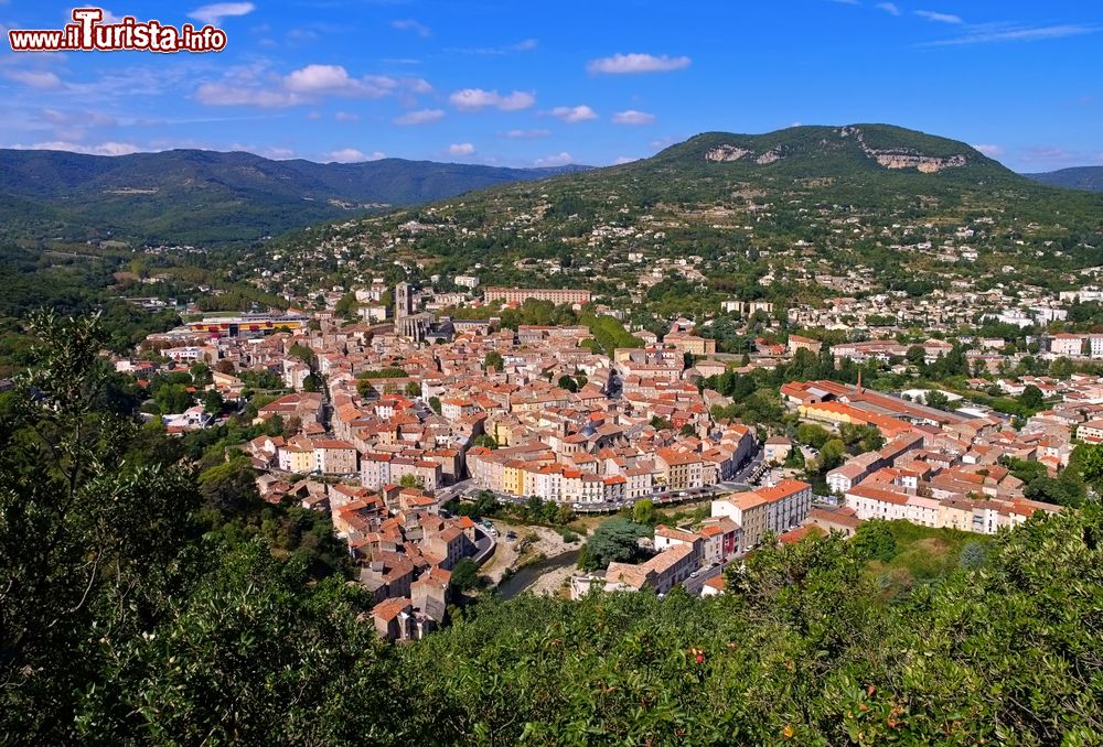 Immagine Una bella veduta dall'alto sul centro abitato di Lodeve, regione della Languedoca-Rossiglione, Francia. Situata alla confluenza dei fiumi Lergue e Soulondre, questa cittadina è ricca di storia e arte.