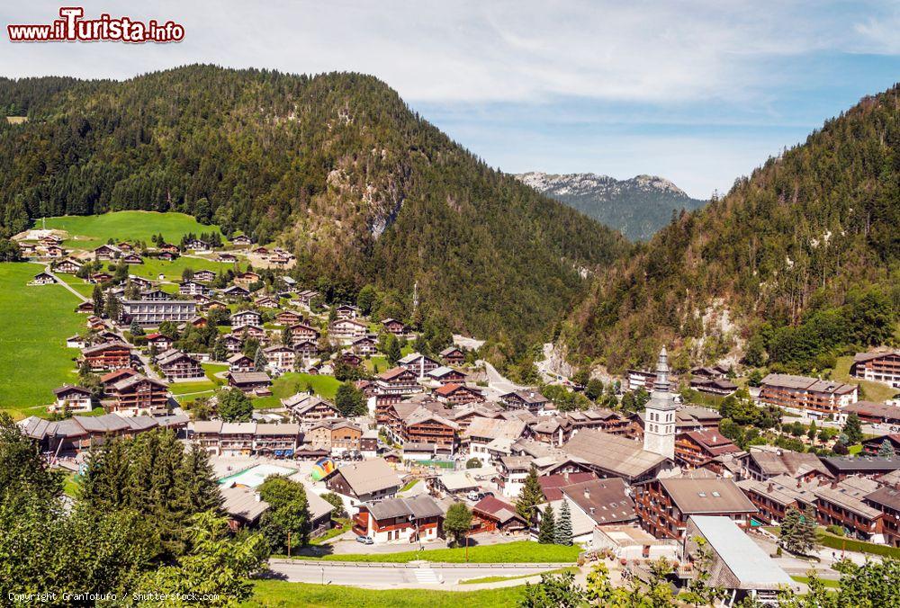 Immagine Una bella veduta dall'alto sul Comune di Megève, Alta Savoia, Francia. E' una delle località di montagna più prestigiose al mondo oltre che del jet-set francese e internazionale - © GranTotufo / Shutterstock.com