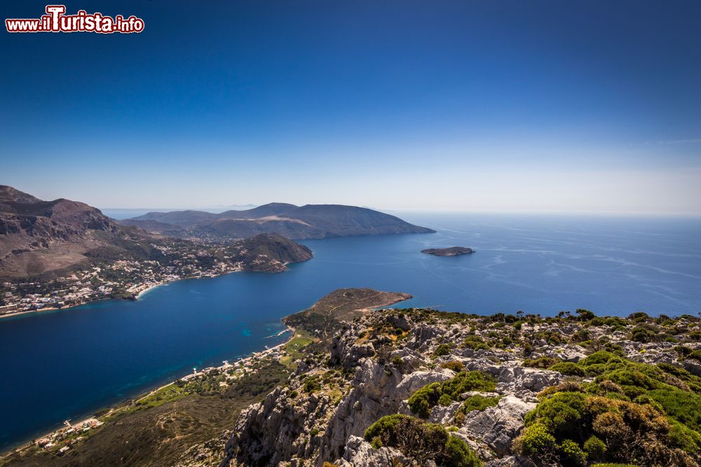 Immagine Una bella veduta dalle alture di Telendos su Kalymnos, Dodecaneso (Grecia). L'isola è prevalentemente rocciosa e di forma semicircolare.