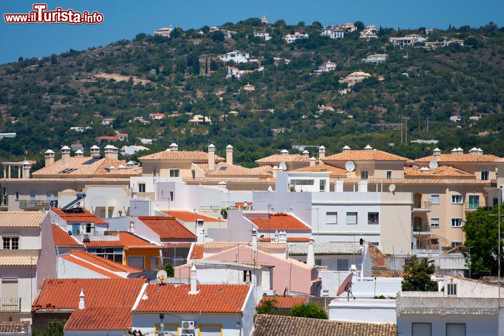 Immagine Una bella veduta dei tetti di Loulé, Portogallo. Questa località di 70 mila abitanti si trova nel distretto di Faro.