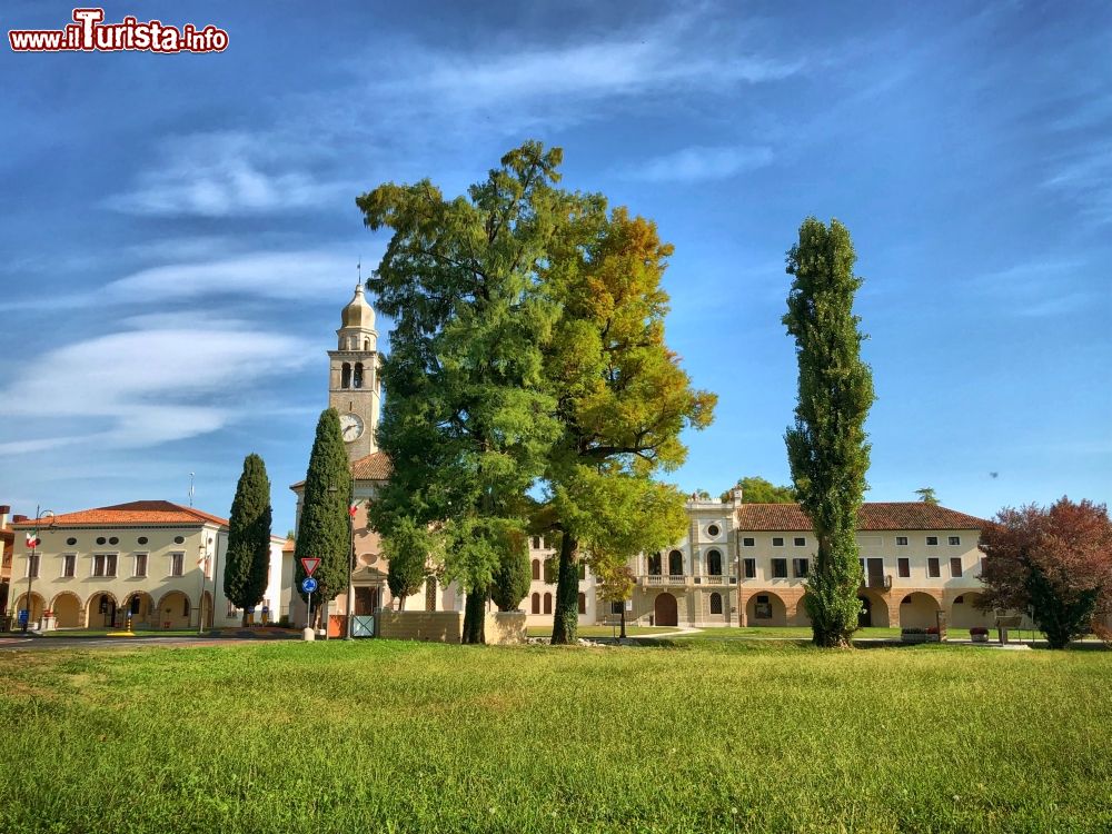 Immagine Una bella veduta del borgo di Cordovado (Friuli Venezia Giulia): nato probabilmente sulle vestigia di un antico castrum romano, venne posto a difesa di un guado della via Augusta.