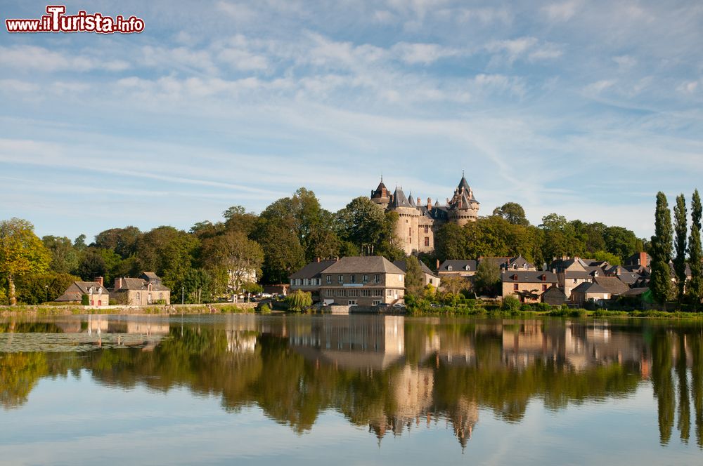 Immagine Una bella veduta del castello di Combourg, Bretagna, Francia. Situato in Rue des Princes 23, questo monumento storico francese è circondato da un parco all'inglese progettato nel XIX° secolo dai fratelli Bhuler.