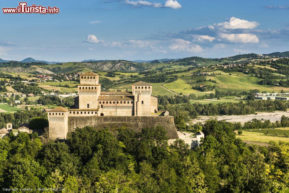 Immagine Una bella veduta del castello di Torrechiara a Langhirano, provincia di Parma, Emilia-Romagna. Fu costruito tra il 1448 e il 1460 dal Magnifico Pier Maria Rossi con funzione difensiva. E' infatti attorniato da tre cerchia di mura e da quattro torri angolari - © i-photo / Shutterstock.com
