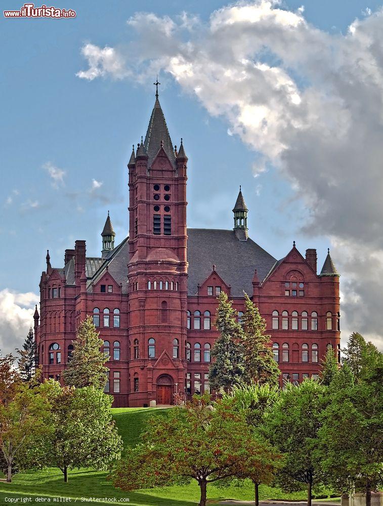 Immagine Una bella veduta del Crouse College of Fine Arts  al campus dell'università di Syracuse, New York, USA. Inaugurato nel 1881, è stato progettato dall'architetto Archimedes Russell: di particolare interesse è la varietà di stili architettonici che lo caratterizzano fra cui quello romanico e romanico Richardsoniano - © debra millet / Shutterstock.com