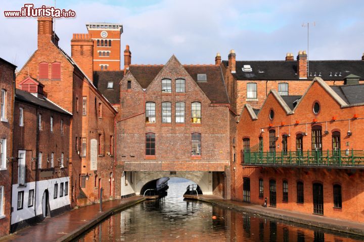 Immagine Una bella veduta del famoso Gas Street Basin di Birmingham, Inghilterra. Gli edifici color mattone si riflettono sulle acque del canale creando una suggestiva atmosfera.