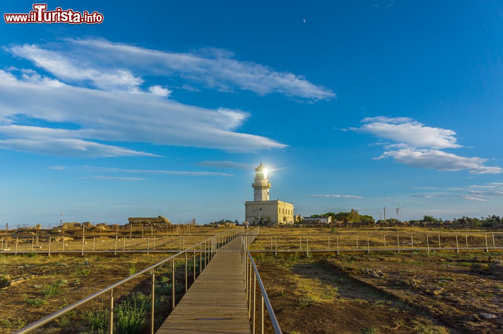 Immagine Una bella veduta del faro di Capo Colonna a Crotone, Calabria, al calar del sole. Attivato nel lontano 1873, questo faro è alimentato elettricamente e ad ottica rotante.